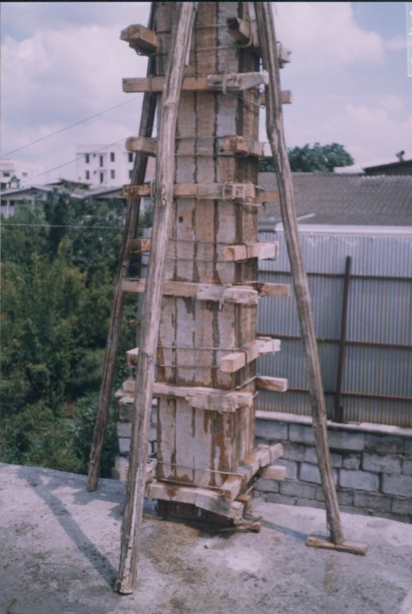 قرار دادن شمع در اطراف ستون